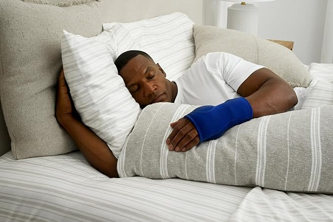 FUTURO Night Wrist Support, Left or Right, Adjustable, Helps Provide Nighttime Relief of Carpel Tunnel Symptoms, Made of Breathable Material, Easy-to-Use Sleeve Design, One Size Fits Most (48462ENR)