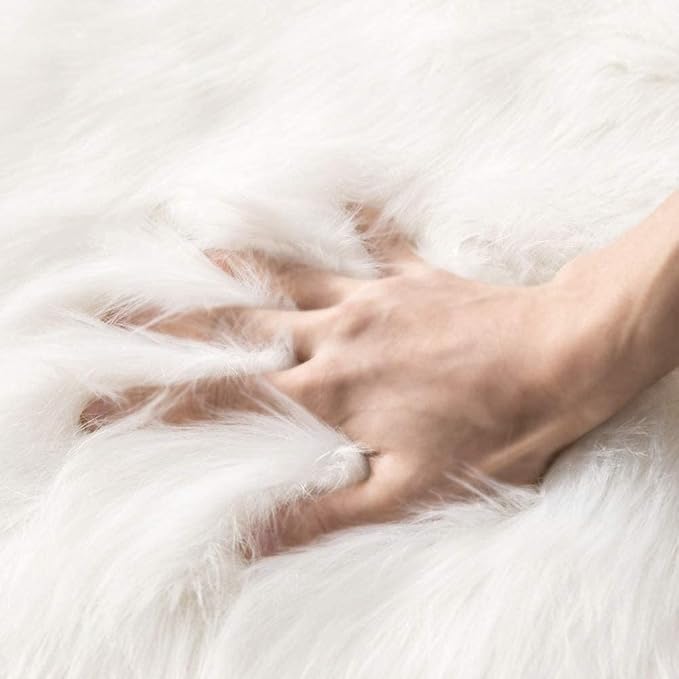 MIULEE Luxury Super Soft Fluffy Area Rug Faux Fur Sheepskin Rug Decorative Christmas Plush Shaggy Carpet for Bedside Sofa Floor 2 x 3 Feet, White