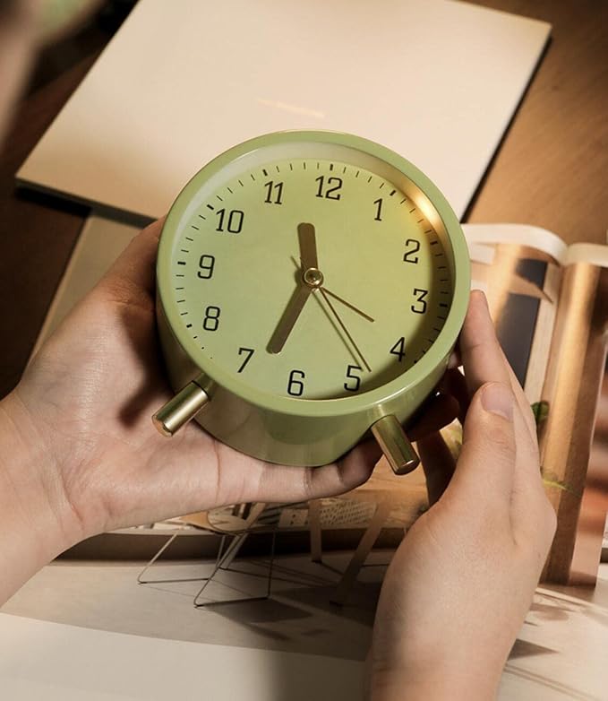 SHISEDECO Small Analog Alarm Clock, Battery Operated Desk Clock, Green | Bedside Analog Non-Ticking Silent Small Deskclock Battery Operated for Living Room, Bedroom, Office