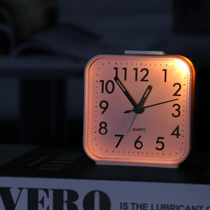 Analog Alarm Clocks, Non Ticking Table Clock with Luminous Hand & Large Display, Battery Powered Silent Bedside Alarm Clock with Night Light Function & Snooze, for Bedroom, Office (White)