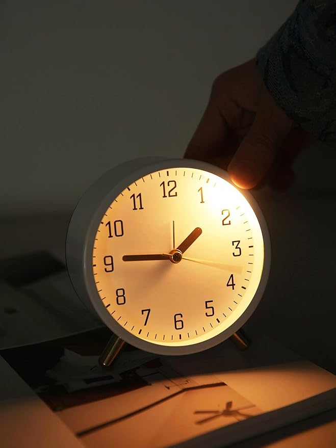SHISEDECO Small Analog Alarm Clock, Battery Operated Desk Clock, White | Bedside Analog Non-Ticking Silent Small Deskclock Battery Operated for Living Room, Bedroom, Office