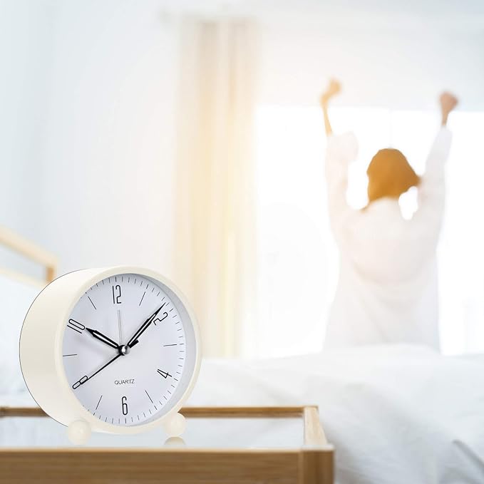 Outwit Analog Alarm Clock, 4 inch Super Silent Non Ticking Small Clock with Night Light, Battery Operated, Simply Design, for Bedroom, Bedside, Desk