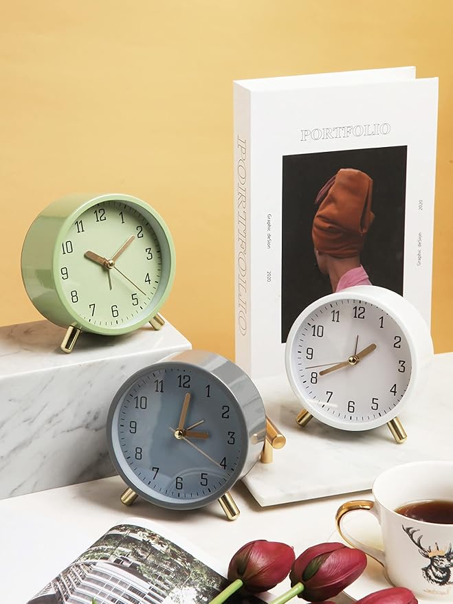 SHISEDECO Small Analog Alarm Clock, Battery Operated Desk Clock, Green | Bedside Analog Non-Ticking Silent Small Deskclock Battery Operated for Living Room, Bedroom, Office