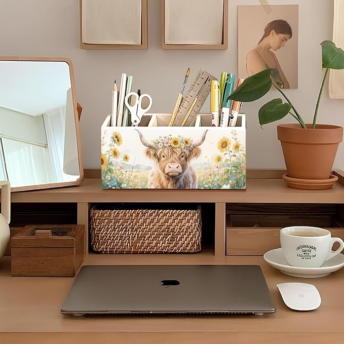 Highland Cow Floral Pen Pencil Holder for Desk, Highland Cow Gifts, Western Office Decor, Rustic Western Cattle Farm Animal Wooden Box Sign Decorations for Home Office Desk Tabletop