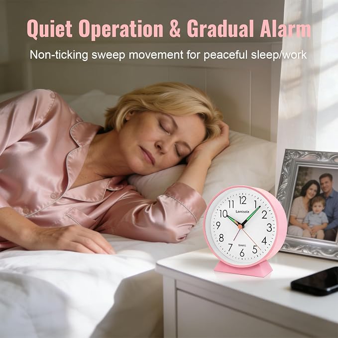 4.5 Inch Small Pink Analog Alarm Clock, Retro Battery Operated Desk Clock with Night Light Stays On 4 Seconds Vintage Metal Table Clock for Bedside, Nightstand, Bedroom, Office, Bathroom - Pink