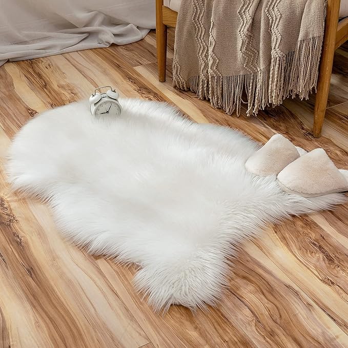 MIULEE Luxury Super Soft Fluffy Area Rug Faux Fur Sheepskin Rug Decorative Christmas Plush Shaggy Carpet for Bedside Sofa Floor 2 x 3 Feet, White