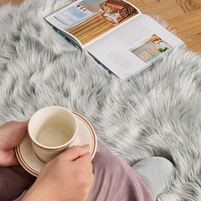 MIULEE Luxury Soft Fluffy Area Rug 3x5 Feet, Faux Fur Sheepskin Rug Decorative Plush Shaggy Carpet for Bedside Sofa Floor, Light Grey