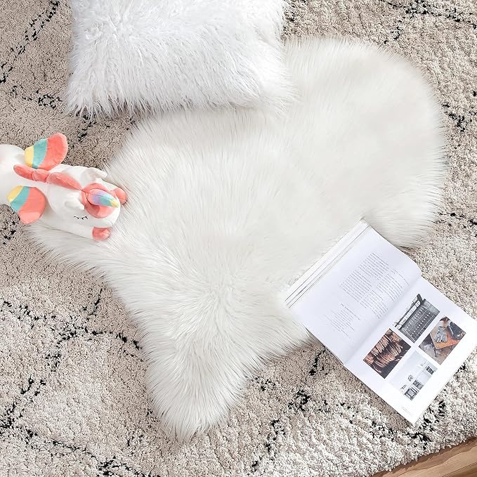 MIULEE Luxury Super Soft Fluffy Area Rug Faux Fur Sheepskin Rug Decorative Christmas Plush Shaggy Carpet for Bedside Sofa Floor 2 x 3 Feet, White